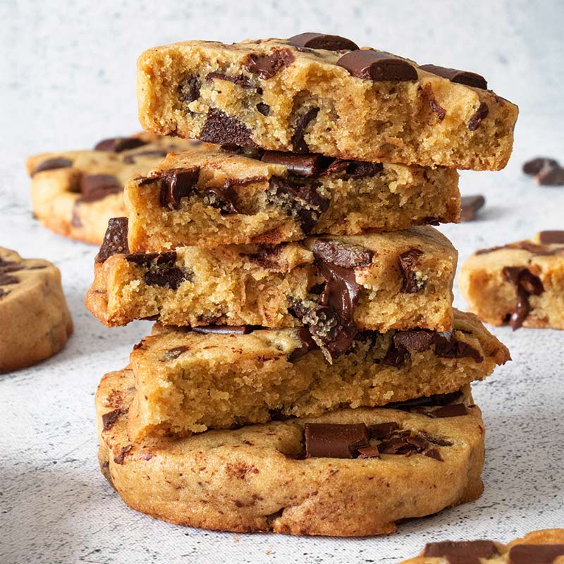 Pile de cookies épais aux chunks de chocolat noir Kaoka