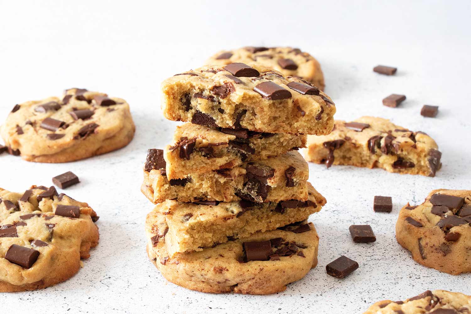 Pile de cookies épais aux chunks de chocolat noir Kaoka