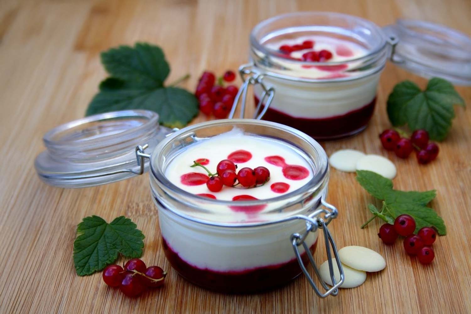 Recette de crème mousseuse au chocolat blanc et au coulis de groseilles