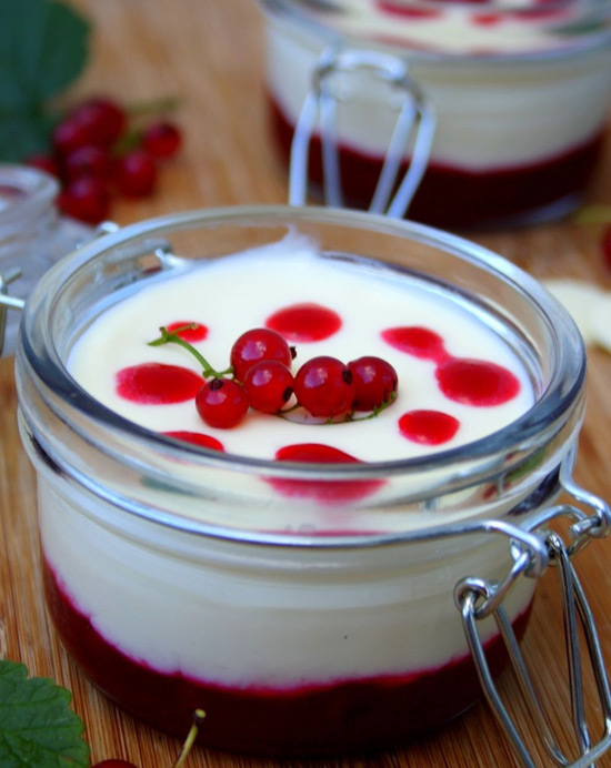 Recette de crème mousseuse au chocolat blanc et au coulis de groseilles