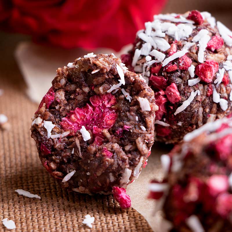 Energy balls à la noix de coco, aux framboises et au cacao