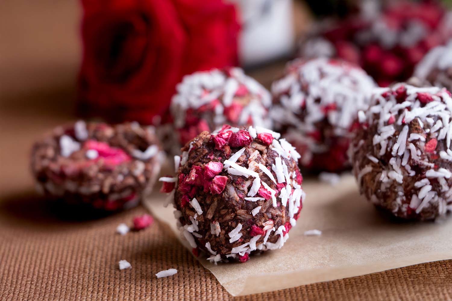 Energy balls à la noix de coco, aux framboises et au cacao