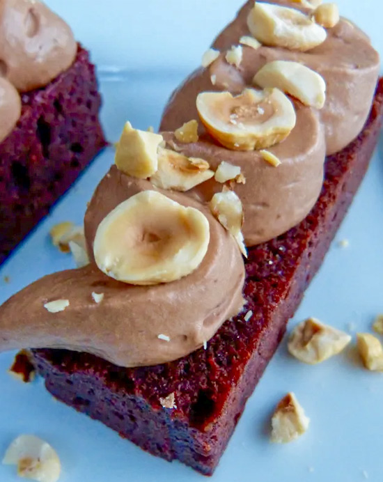 Recette de financier au chocolat avec une ganache au chocolat au lait et aux noisettes
