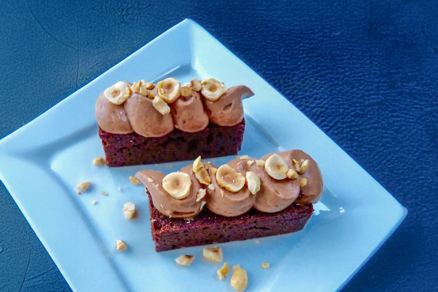 Recette de financier au chocolat avec une ganache au chocolat au lait et aux noisettes