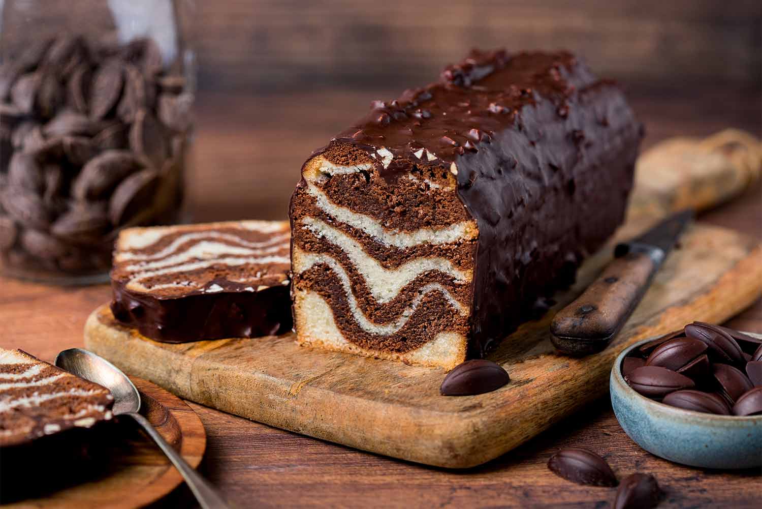 Recette de cake marbré vegan avec un glaçage rocher au chocolat