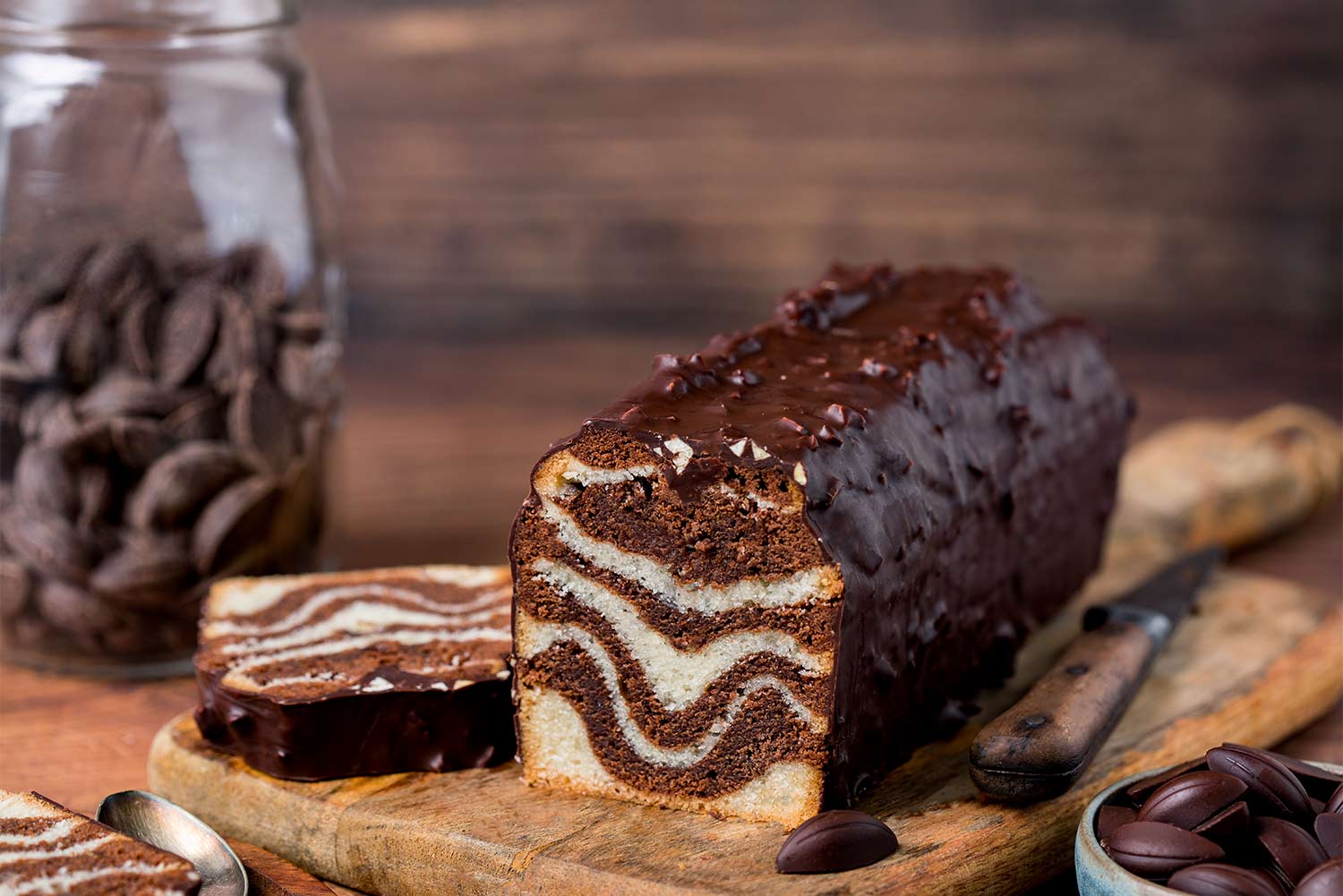 Recette de cake marbré vegan avec un glaçage rocher au chocolat