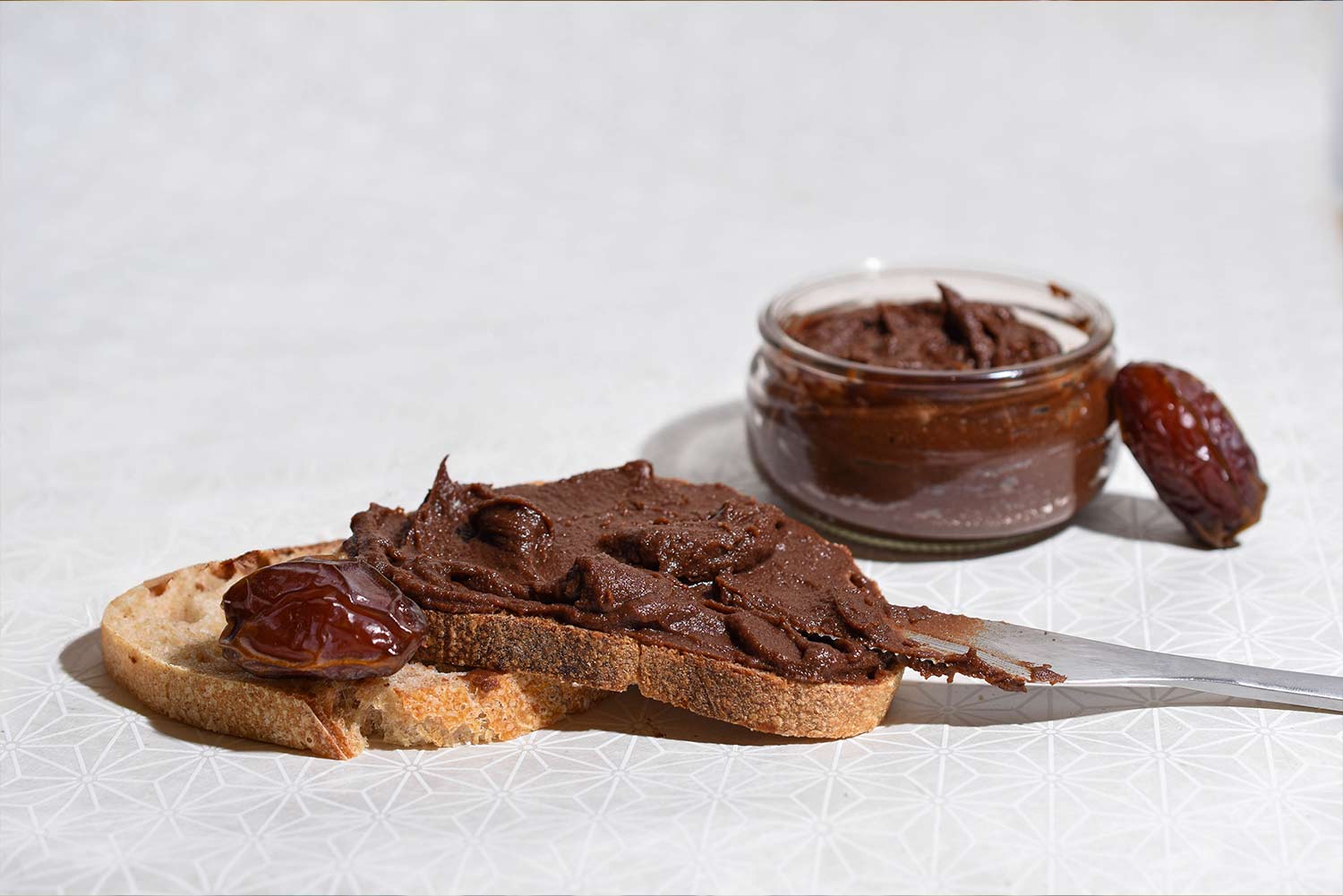 Recette de pâte à tartiner au chocolat noir et aux dattes