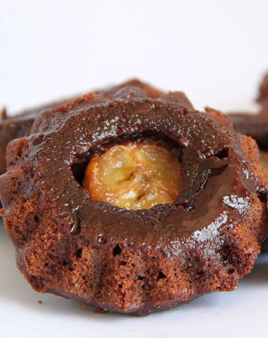 Petits gâteaux renversés au chocolat et à la banane