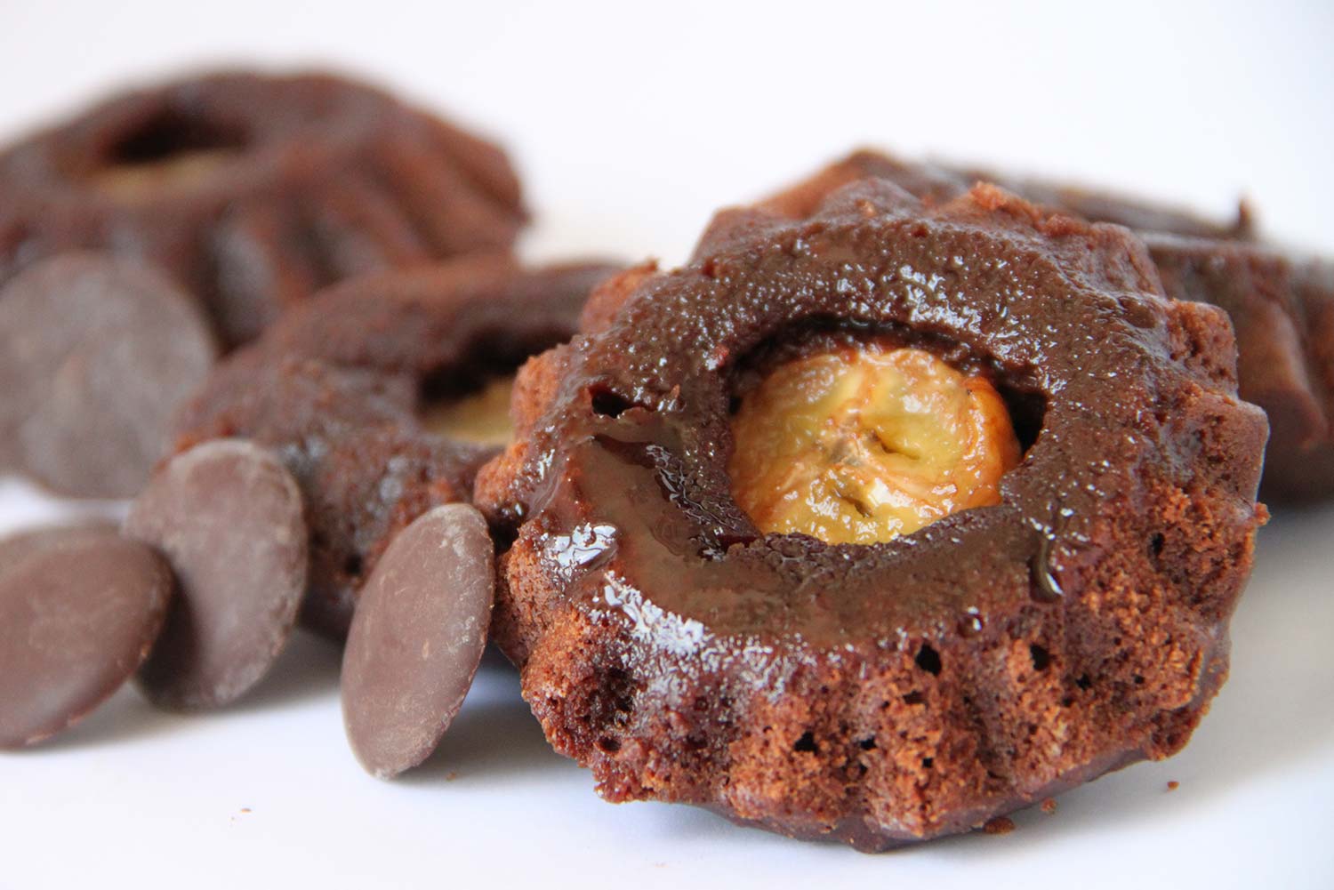 Petits gâteaux renversés au chocolat et à la banane