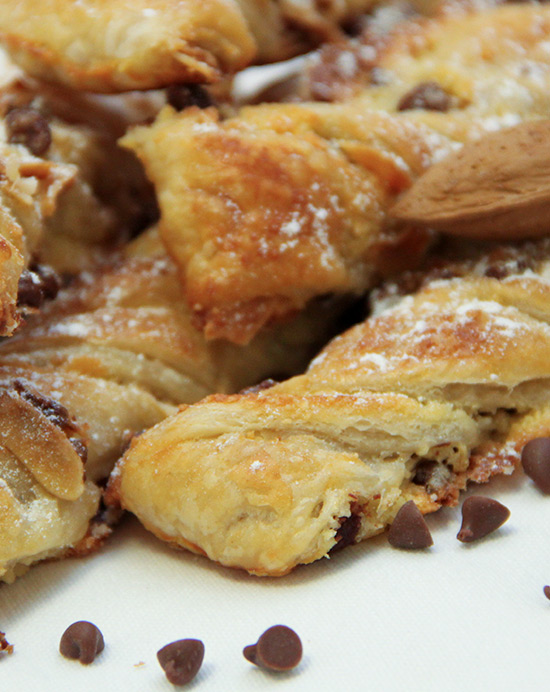 Recette de sacristains aux amandes et pépites de chocolat au lait