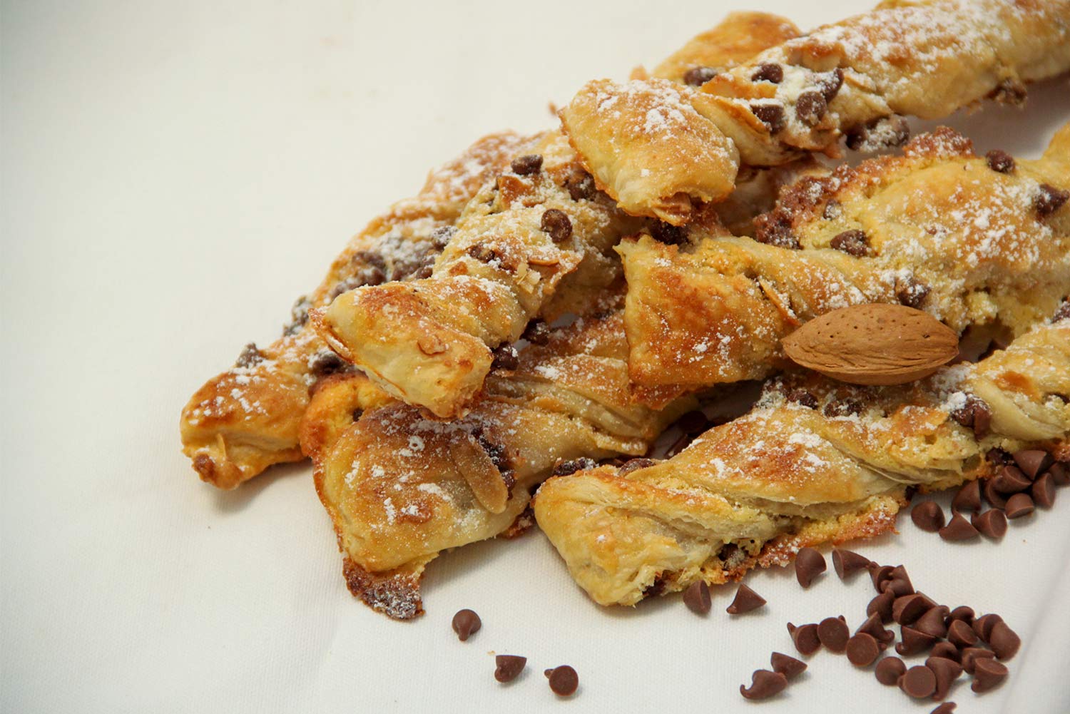 Recette de sacristains aux amandes et pépites de chocolat au lait