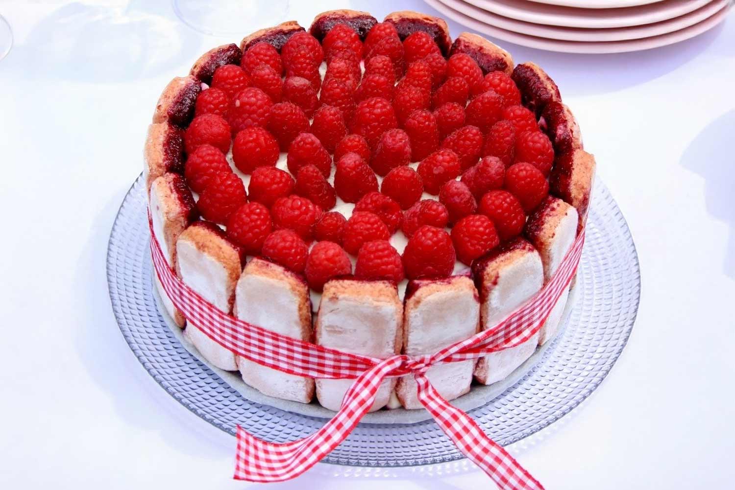 Recette de charlotte au chocolat blanc et aux framboises