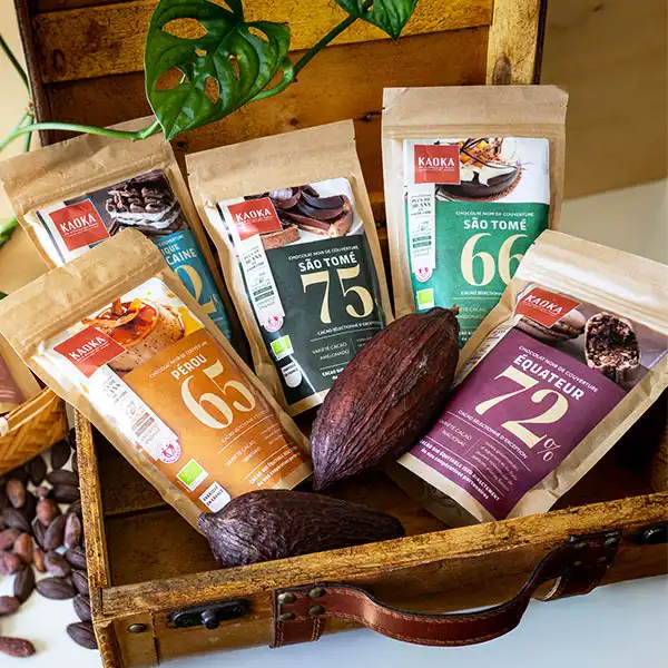 Sachets de chocolat de couverture dans une valise en bois