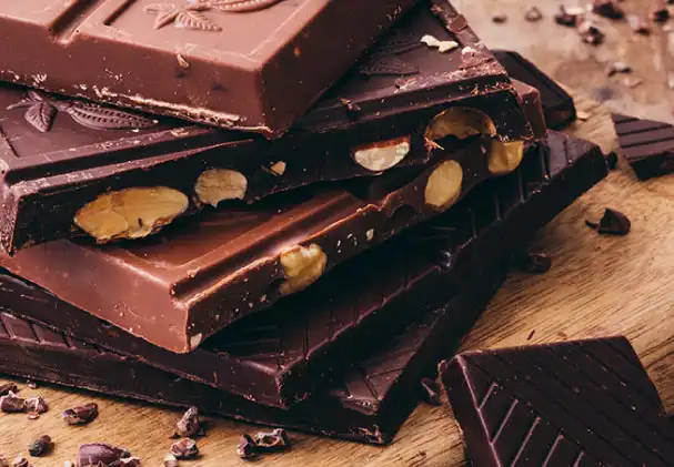 Pile de tablettes de chocolat bio et équitable