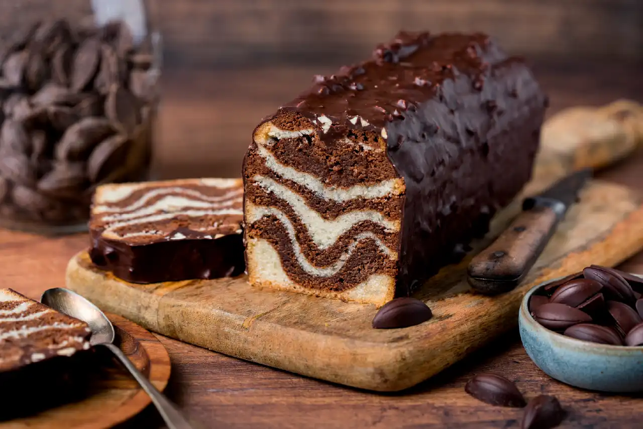 Recette de cake marbré vegan avec un glaçage rocher au chocolat