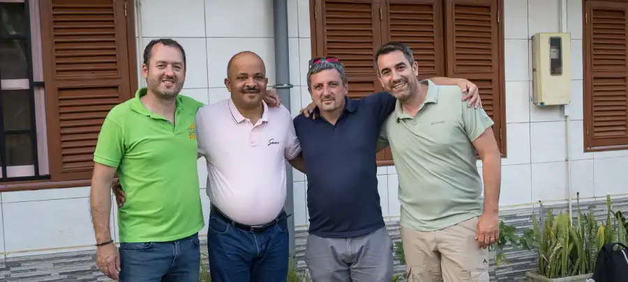 Antonio Dias et l'équipe Kaoka devant les bureaux de la CECAB