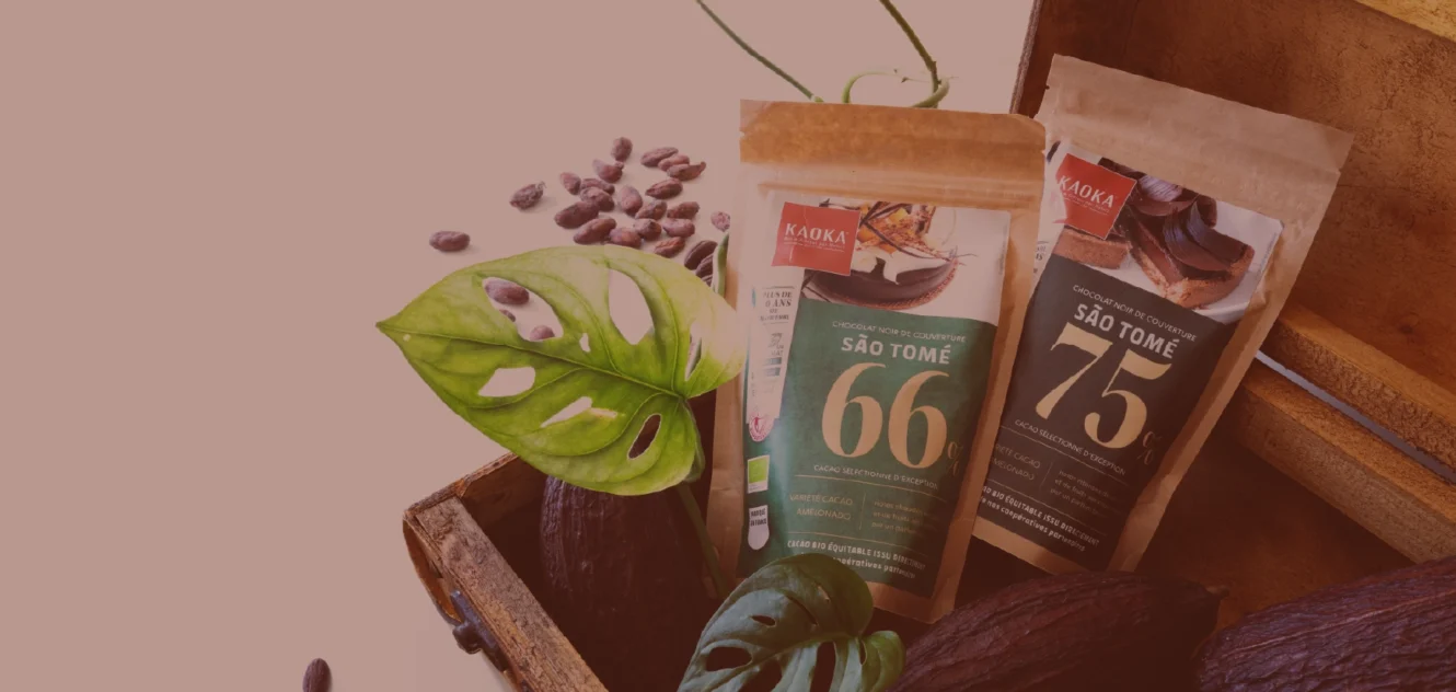 Photo sachets chocolat de couverture dans une mallette en bois 
