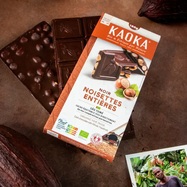 Une tablette de chocolat noir Kaoka pure origine sao tomé aux noisettes entières