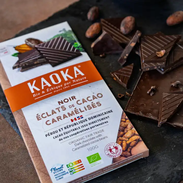 Tablette de chocolat noir 70% cacao aux éclats de cacao, marque Kaoka