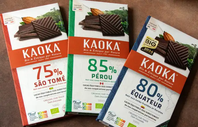 Tablettes de chocolat noir pure origine de la marque Kaoka